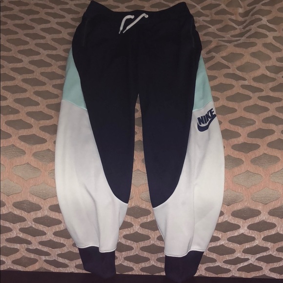 Nike Pants - NWOT Nike woman’s sweatpants
